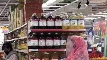 Sepertinya orang ini terpaksa harus keluar rumah untuk berbelanja kebutuhan. Untuk itu dia melindungi diri dengan menutup semua tubuhnya, bahkan belanjaannya. Foto: Bored Panda