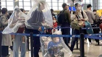 Tempat umum seperti bandara, stasiun kereta dan pelabuhan memang dikhawatirkan punya potensi penularan virus tertinggi. Jadi tidak heran mereka yang akan berpergian, terutama yang membawa balita akan ekstra usaha melindungi diri. Foto: Bored Panda
