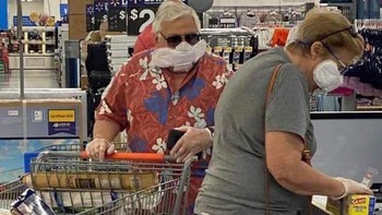 Pasangan lansia ini pakai pembalut sebagai masker. Mungkin karena saat awal pandemi masker susah didapat. Foto: Bored Panda