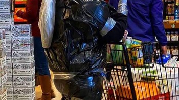 Tak cukup dibungkus plastik, tubuh orang ini pakai selotip juga. Foto: Bored Panda