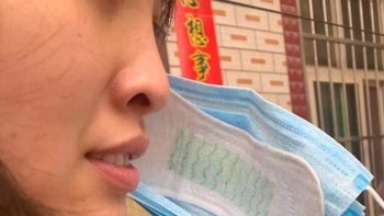 Buat wanita ini mungkin masker saja tidak cukup aman. Maka dia menempelkan pantyliner atau pembalut tipis untuk sehari-hari di balik maskernya. Duh, bukannya malah jadi bikin sesak ya? Foto: Bored Panda