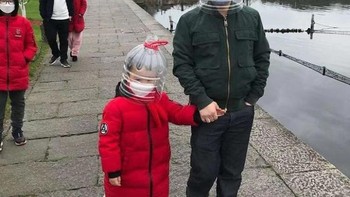 Tak cuma memakai masker, bapak dan anak ini menggunakan bekas galon kecil yang sudah dipotong untuk melindungi kepala mereka. Foto: Bored Panda