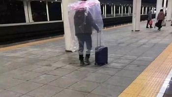 Agar aman bepergian, sekujur badan ditutupi oleh tudung plastik seperti ini. Foto: Bored Panda