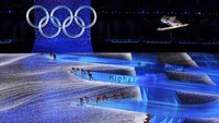 Pembukaan Olimpiade Musim Dingin Beijing 2022 melibatkan ribuan penampil lengkap dengan layar LED yang menyerupai permukaan es. AP Photo/Ashley Landis.