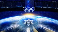 Upacara pembukaan Olimpiade Musim Beijing 2022 dimulai tak lama setelah Presiden China Xi Jinping memasuki stadion. AP Photo/Jeff Roberson.
