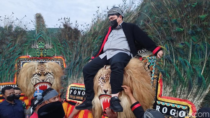 Menteri BUMN Erick Thohir berkunjung ke Ponorogo. Ada beberapa lokasi yang dikunjungi mulai dari mengisi seminar di IAIN Ponorogo, Monumen Bantarangin dan terakhir ke Pondok Darul Huda, Mayak.