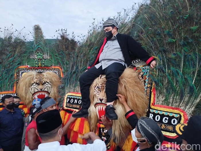 Menteri BUMN Erick Thohir berkunjung ke Ponorogo. Ada beberapa lokasi yang dikunjungi mulai dari mengisi seminar di IAIN Ponorogo, Monumen Bantarangin dan terakhir ke Pondok Darul Huda, Mayak.