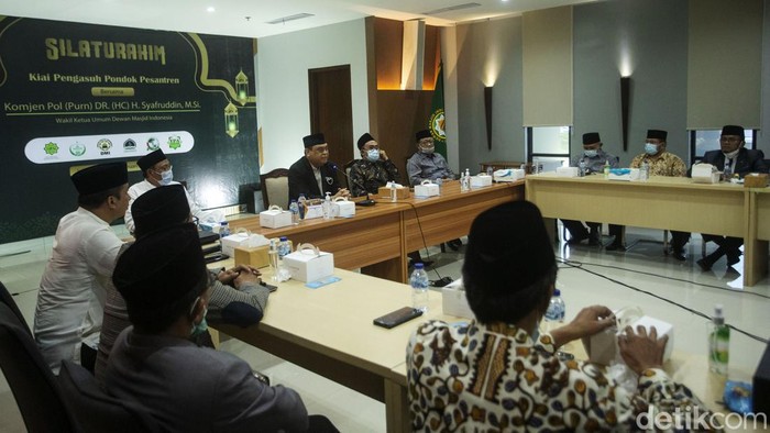 Bonus demografi Indonesia diperkirakan terjadi pada tahun 2030 mendatang. Menurut Bappenas, pada tahun tersebut jumlah usia produktif yang dimaksud bisa mencapai 64% dari total jumlah penduduk sekitar 297 juta jiwa. Bonus demografi 2030 bisa menjadi momentum Indonesia untuk menjadi negara maju karena berbagai keuntungan yang bisa didapat. Hal itu tentu harus dipersiapkan dengan matang, salah satunya melalui pendidikan – pendidikan di Pondok Pesantren (Ponpes). Sejumlah Pimpinan Ponpes melakukan silaturahim yang dihadiri juga oleh Wakil Ketua Umum Dewan Masjid Indonesia (Waketum DMI) Komjen Pol (Purn) DR. (HC) H. Syafruddin.