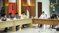 Syafruddin mengajak para kiai pengasuh pondok pesantren modern dan tradisional yang hadir dalam untuk mempersiapkan para santri menjadi cendikiawan muslim guna menyongsong bonus demografi di tahun 2030.
