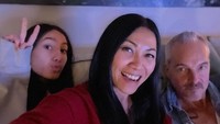 Beragam pose lucu diunggah Anggun namun yang membuat netizen salfok adalah wajah keduanya yang terlihat semakin mirip.  Foto: Instagram @anggun_cipta