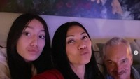 Baru-baru ini, Anggun C Sasmi menunggah foto kebersamaan dengan suaminya Christian Kretschmar dan putri kesayangannya, Kirana.  Foto: Instagram @anggun_cipta