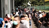 Antrean warga yang akan melakukan vaksinasi booster ini terjadi sekitar pukul 09.42 WIB.