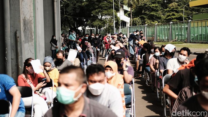 Panjangnya Antrean Vaksinasi Booster di Bekasi Sejumlah warga mengantre untuk melakukan vaksinasi booster di Stadion Patriot Candrabhaga, Kota Bekasi, Sabtu (5/2/2022). Vaksinasi Massal yang diadakan oleh Dinas Kesehatan Kota Bekasi ini dilakukan dari hari Senin sampai Sabtu dengan dimulai sejak pukul 08.00 WIB sampai selesai.