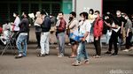 Panjangnya Antrean Vaksinasi Booster di Bekasi