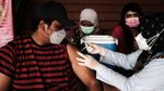 Panjangnya Antrean Vaksinasi Booster di Bekasi