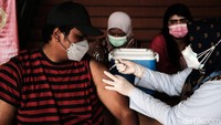 Vaksinasi massal yang diadakan oleh Dinas Kesehatan Kota Bekasi ini dilakukan pada Senin sampai Sabtu dari pukul 08.00 WIB sampai selesai.
