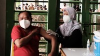 Warga yang mengantre juga bermacam-macam, ada remaja hingga lansia.