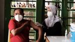 Panjangnya Antrean Vaksinasi Booster di Bekasi