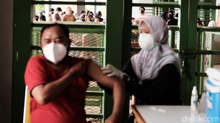 Panjangnya Antrean Vaksinasi Booster di Bekasi Sejumlah warga mengantre untuk melakukan vaksinasi booster di Stadion Patriot Candrabhaga, Kota Bekasi, Sabtu (5/2/2022). Vaksinasi Massal yang diadakan oleh Dinas Kesehatan Kota Bekasi ini dilakukan dari hari Senin sampai Sabtu dengan dimulai sejak pukul 08.00 WIB sampai selesai.