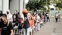 Sejumlah warga mengantre untuk melakukan vaksinasi booster di Stadion Patriot Candrabhaga, Kota Bekasi, Sabtu (5/2/2022).