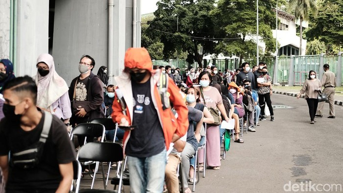 Panjangnya Antrean Vaksinasi Booster di Bekasi Sejumlah warga mengantre untuk melakukan vaksinasi booster di Stadion Patriot Candrabhaga, Kota Bekasi, Sabtu (5/2/2022). Vaksinasi Massal yang diadakan oleh Dinas Kesehatan Kota Bekasi ini dilakukan dari hari Senin sampai Sabtu dengan dimulai sejak pukul 08.00 WIB sampai selesai.