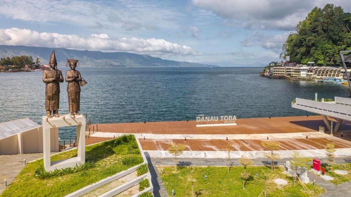 Pantai Bebas Parapat Dipercantik, Ini Hasilnya Presiden Jokowi telah meresmikan penataan kawasan Pantai Bebas Parapat. Begini penampakannya usai dipercantik.