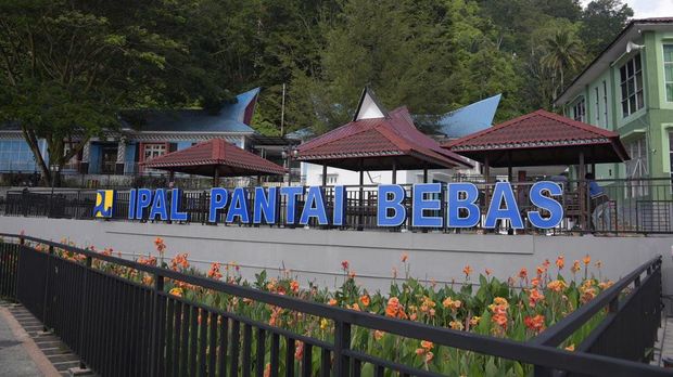 Presiden Jokowi telah meresmikan penataan kawasan Pantai Bebas Parapat. Begini penampakannya usai dipercantik.