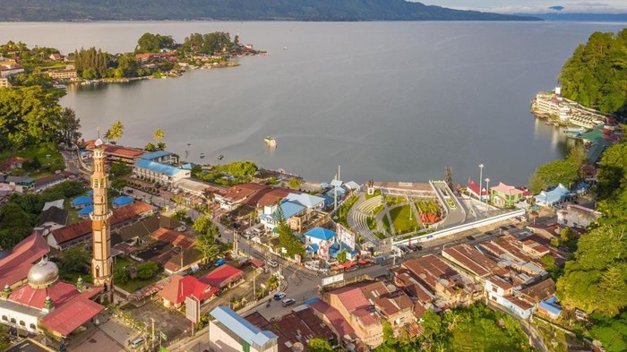 Presiden Jokowi telah meresmikan penataan kawasan Pantai Bebas Parapat. Begini penampakannya usai dipercantik.