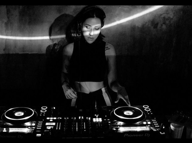 Inilah aksi Patricia saat di balik turn table-nya.  I got music flowing through my fingertips,” begitu keterangan fotonya. Foto: dok. Instagram/@pschuldtz