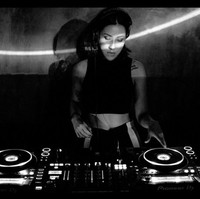 Inilah aksi Patricia saat di balik turn table-nya.  I got music flowing through my fingertips,” begitu keterangan fotonya. Foto: dok. Instagram/@pschuldtz