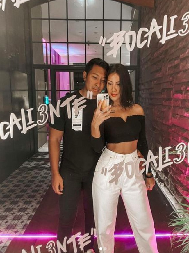 Keduanya tidak ragu memamerkan foto kemesraan di Instagram masing-masing. Seperti potret mesra mereka saat mirror selfie ini.Foto: dok. Instagram/@pschuldtz