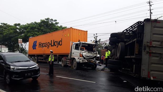 Penampakan truk tronton terguling usai ditabrak truk trailer di Boyali