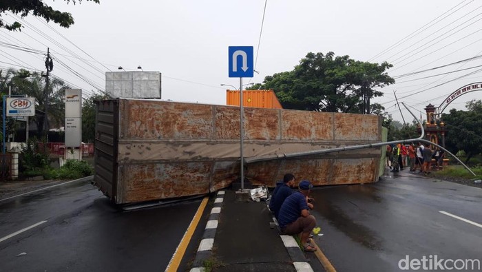 Penampakan truk tronton terguling usai ditabrak truk trailer di Boyali