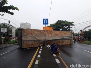 Penampakan Truk Tronton Terguling Usai Ditabrak Trailer di Boyolali