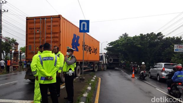 Penampakan truk tronton terguling usai ditabrak truk trailer di Boyali