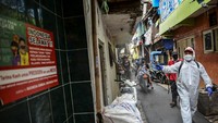 Petugas menyusuri gang-gang sempit untuk menyemprotkan disinfektan.
