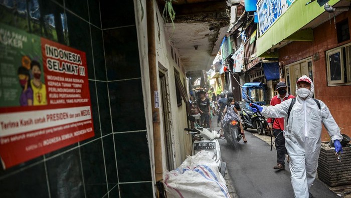 Anggota Palang Merah Indonesia (PMI) melakukan disinfeksi di kawasan padat penduduk Tanah Tinggi, Jakarta, Sabtu (5/2/2022). Penyemprotan cairan disinfektan dilaksanakan untuk mengantisipasi penyebaran dan mencegah penularan COVID-19. ANTARA FOTO/M Risyal Hidayat/rwa.