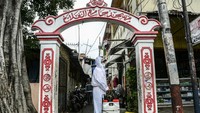 Petugas PMI bersiap melakukan penyemprotan disifektan di kawasan padat penduduk Tanah Tinggi, Jakarta, Sabtu (5/2/2022).