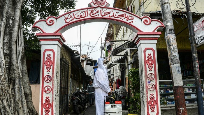 Permukiman Padat Jakarta Disemprot Disinfektan Anggota Palang Merah Indonesia (PMI) melakukan disinfeksi di kawasan padat penduduk Tanah Tinggi, Jakarta, Sabtu (5/2/2022). Penyemprotan cairan disinfektan dilaksanakan untuk mengantisipasi penyebaran dan mencegah penularan COVID-19. ANTARA FOTO/M Risyal Hidayat/rwa.