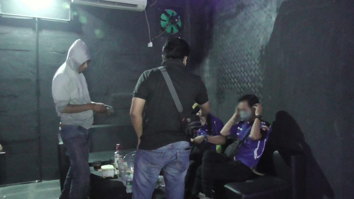 Polisi merazia salah satu kafe di Kalimalang, Bekasi