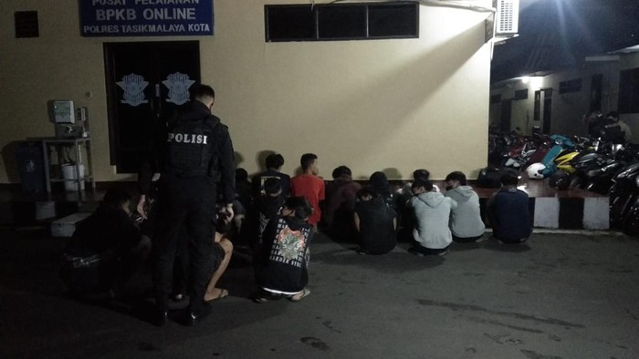 Polres Tasikmalaya Polisi mengamankan pelaku balapan liar di Jalan Gubernur Sewaka Kota Tasikmalaya