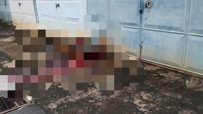 Pria di Nganjuk ditemukan tewas bersimbah darah. Lokasinya di depan ruko Jalan dr Soetomo, Kelurahan Payaman, Kecamatan Nganjuk Kota.
