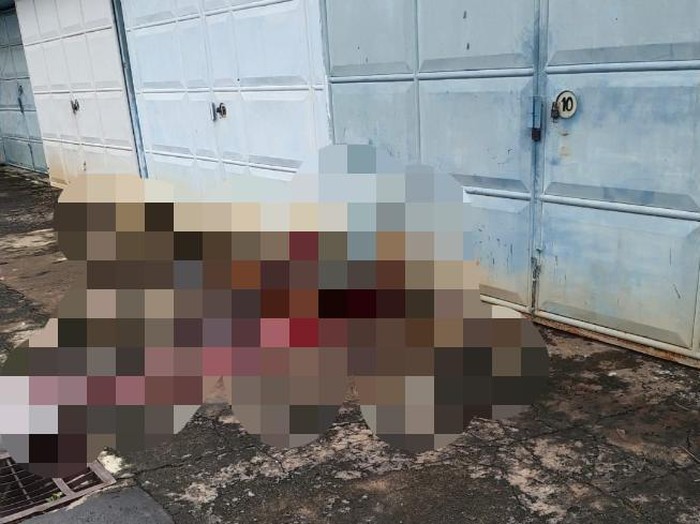 Pria di Nganjuk ditemukan tewas bersimbah darah. Lokasinya di depan ruko Jalan dr Soetomo, Kelurahan Payaman, Kecamatan Nganjuk Kota.