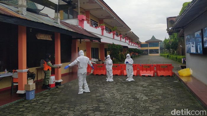 Puluhan orang positif Corona diisolasi di Hotel Borobudur Indah, Kota Magelang, Sabtu (5/2/2022).