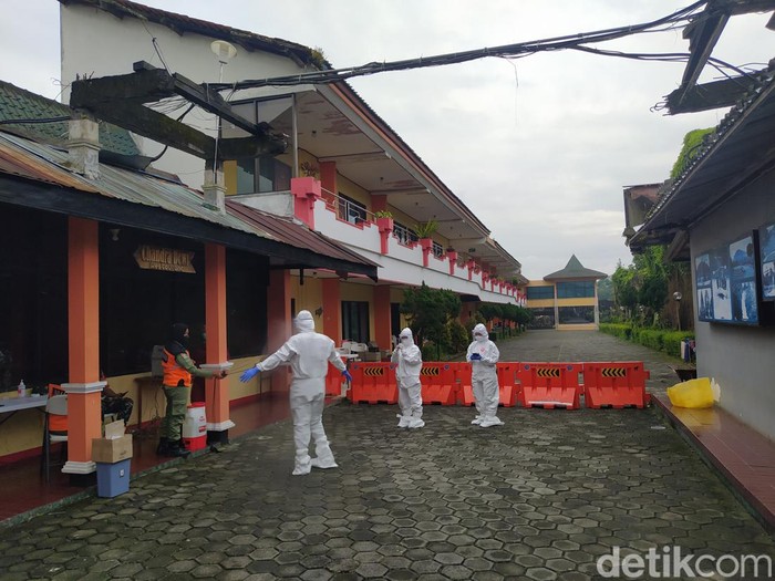 Puluhan orang positif Corona diisolasi di Hotel Borobudur Indah, Kota Magelang, Sabtu (5/2/2022).