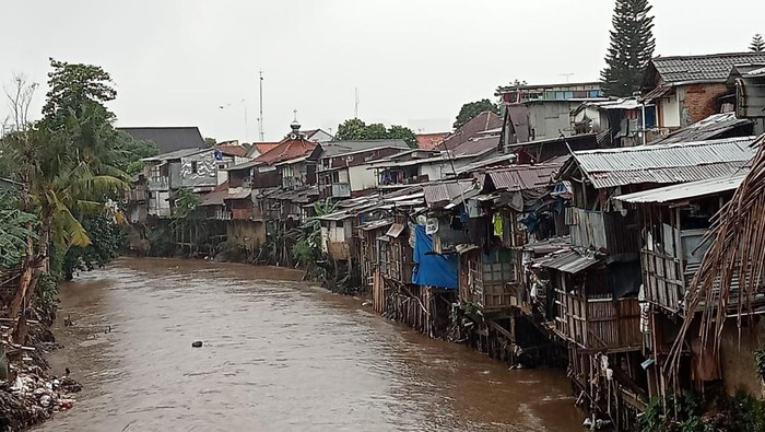 Rumah-rumah menjorok ke atas Kali Ciliwung, Matraman, Jakarta Timur