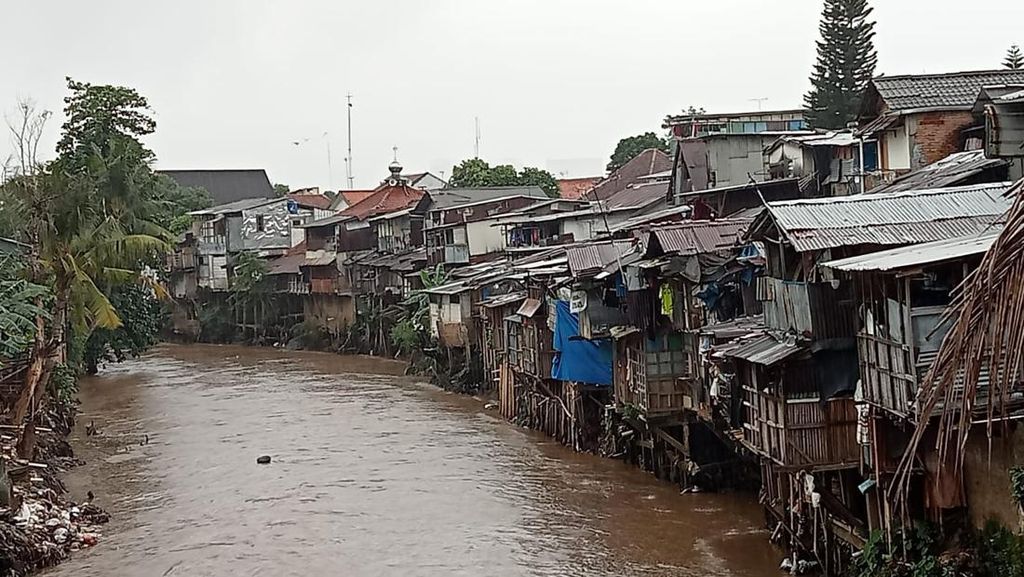 PDIP Miris di DKI Masih Ada WC Helikopter, Kritik Normalisasi Sungai Mandek