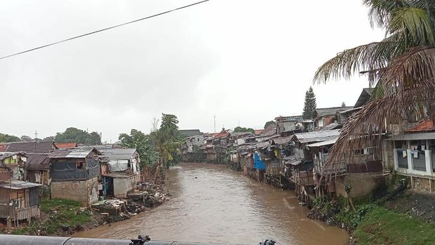 Rumah-rumah menjorok ke atas Kali Ciliwung, Matraman, Jakarta Timur