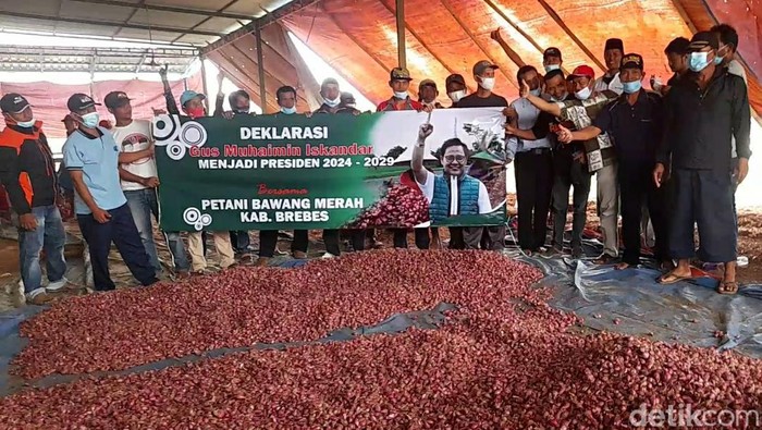 Sejumlah petani bawang merah di Brebes deklarasi dukungan untuk Muhaimin Iskandar atau Cak Imin maju Pilpres 2024, Brebes, Sabtu (5/2/2022).