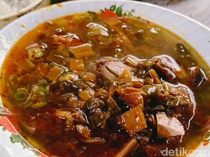 Slurpp! Soto Tauto Bebek Pekalongan dengan Topping Tulang Kriuk